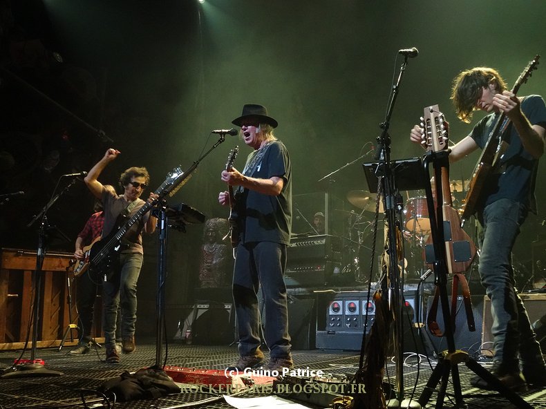 NEIL YOUNG: Rebel Content Tour Europe 2016 - Página 19 CZm2oFyWEAQwxvK