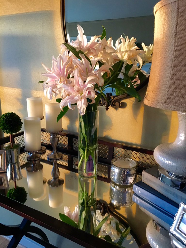 ErinMayovsky's tweet photo. Going on 10-days & these @Safeway flowers are still going strong! π #BeYouByDesign https://t.co/uN7I1qA9zg