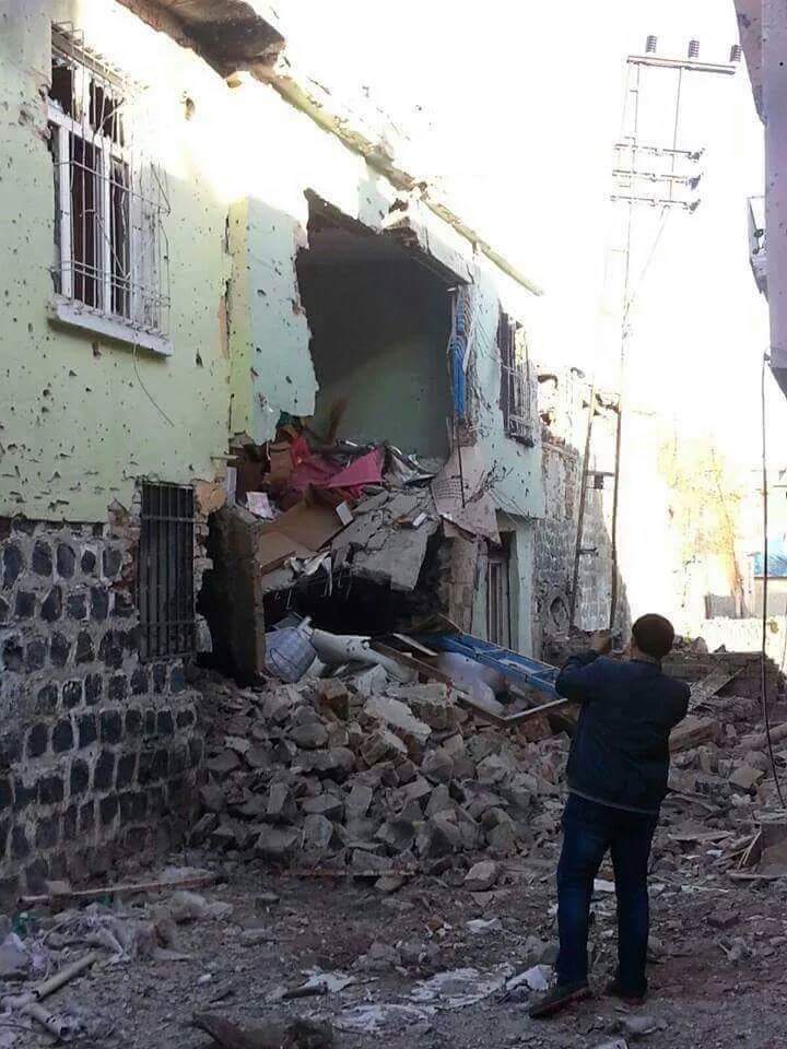 HaberBotan's tweet photo. #KürtlerCenevrede soyleyin Cenevre ye #Cizre de evler yanıyor evler y��kılıyor. https://t.co/1kVMk2HPcd