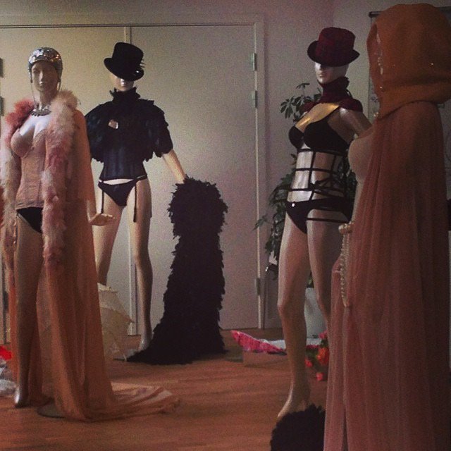 IntimateBSww's tweet photo. #IntimateBritney #Mannequin https://t.co/j38kigmJfS