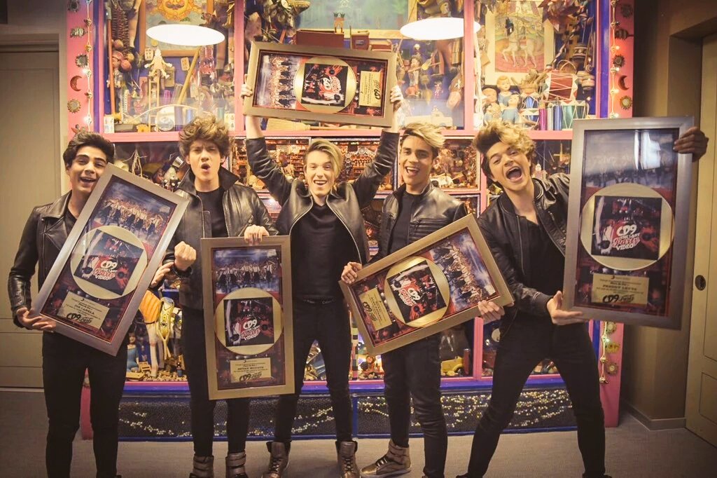 soukainalov2013's tweet image. felicitaron @somosCD9 por suCD9 disco de Oro por más de 30 mil copias vendidas por #TheLastPartyVideo