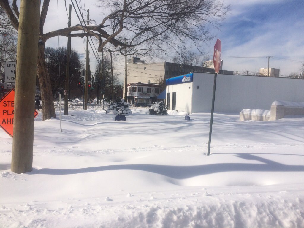 RegBazile's tweet photo. No one has lifted a shovel at the @citibank branch at 5001 Wisconsin Ave NW. No excuse. #Notneighborly https://t.co/sTfeQzFYVK
