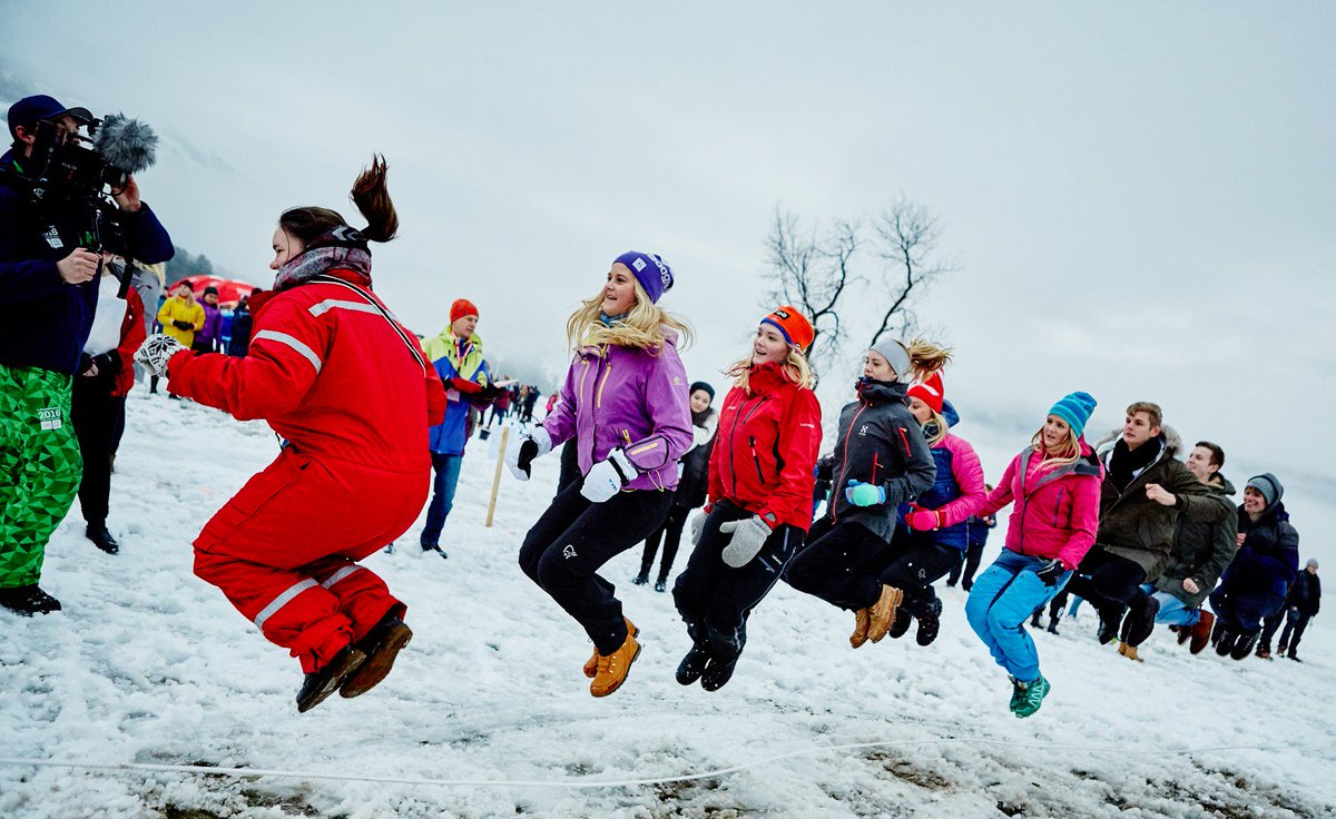 - Ungdom lar seg best inspirere av andre unge, sier ildsjel Sara Stokken Rott (18).I dag tente hun OL-ilden på Voss🔥