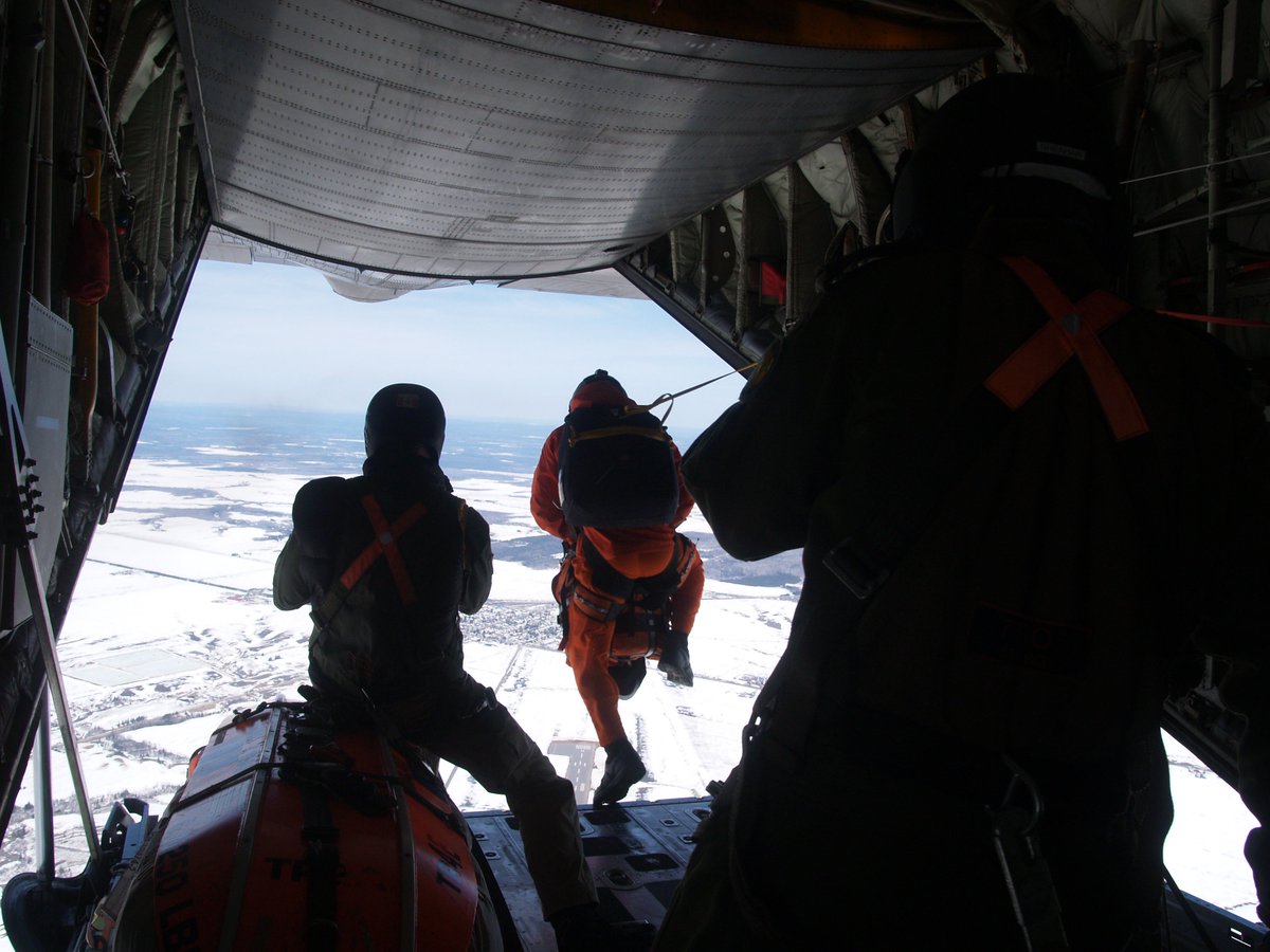 TemSar7's tweet image. Great pic of a #SARTech out the back as I spot from the tail on our last eval
@JRCCTrenton @RCAF_ARC @CasaraLondon