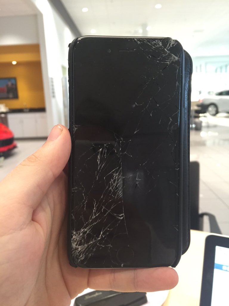 4th iPhone 6 screen down 😁

Is it just me or is this the most fragile iPhone ever? <a href="/tim_cook/">Tim Cook</a>