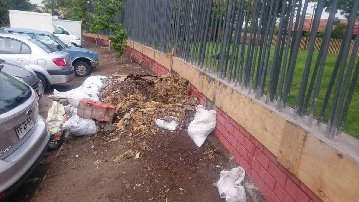 parquemontegran's tweet photo. Ahora nuestro parque parece basural... #NOALCIERREDELPARQUEMONTEGRANDE @fdepujadas @Muni_LasCondes https://t.co/CmVccsSymp