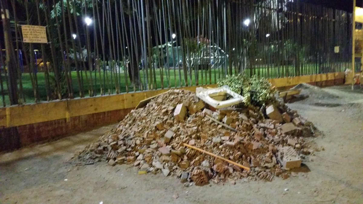 parquemontegran's tweet photo. Ahora nuestro parque parece basural... #NOALCIERREDELPARQUEMONTEGRANDE @fdepujadas @Muni_LasCondes https://t.co/CmVccsSymp