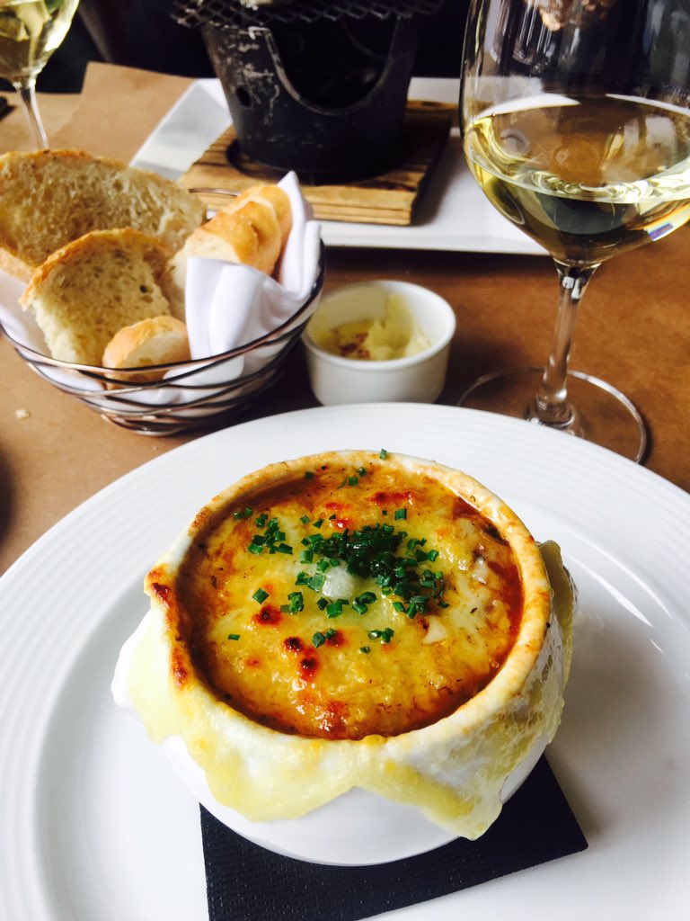 laguiadefa's tweet photo. La mejor sopa de cebolla en mi vida!!! Wtf @LaTourVail @cecinunez @ItsFoodPorn @VailFoodTours @mexfoodcritic https://t.co/7MKZDEAZRd