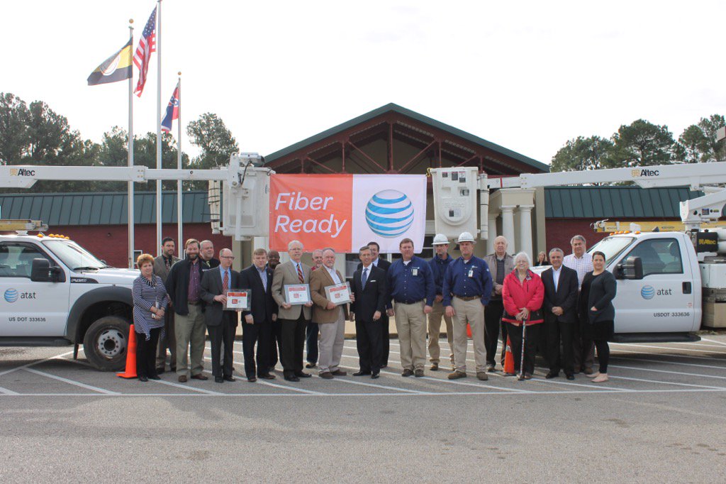 RileyBlount's tweet image. Enjoyed being in Corinth! Designation of Corinth Alcorn Industrial Park as AT&amp;amp;T Fiber Ready! @mayoflynt @GunnerGoad