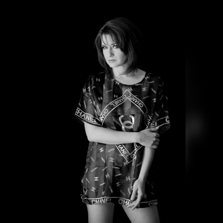 dawnnashphoto's tweet image. Today's client was 40 &amp;amp; Fab wearing nothing but Chanel! #chanel #annapolis #40isFab #beauty