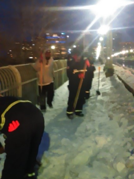 Greatness697's tweet photo. Manual Bridge crew cleaning the (Key Bridge)@DCmadeNiky @jeffreyhansp @SWMAPRIDE @DDOTDC https://t.co/ttqvXMwp6G