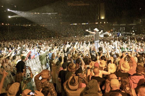 CountryQuotes97's tweet photo. Country music concerts 😍 https://t.co/8PtLb9ph4K