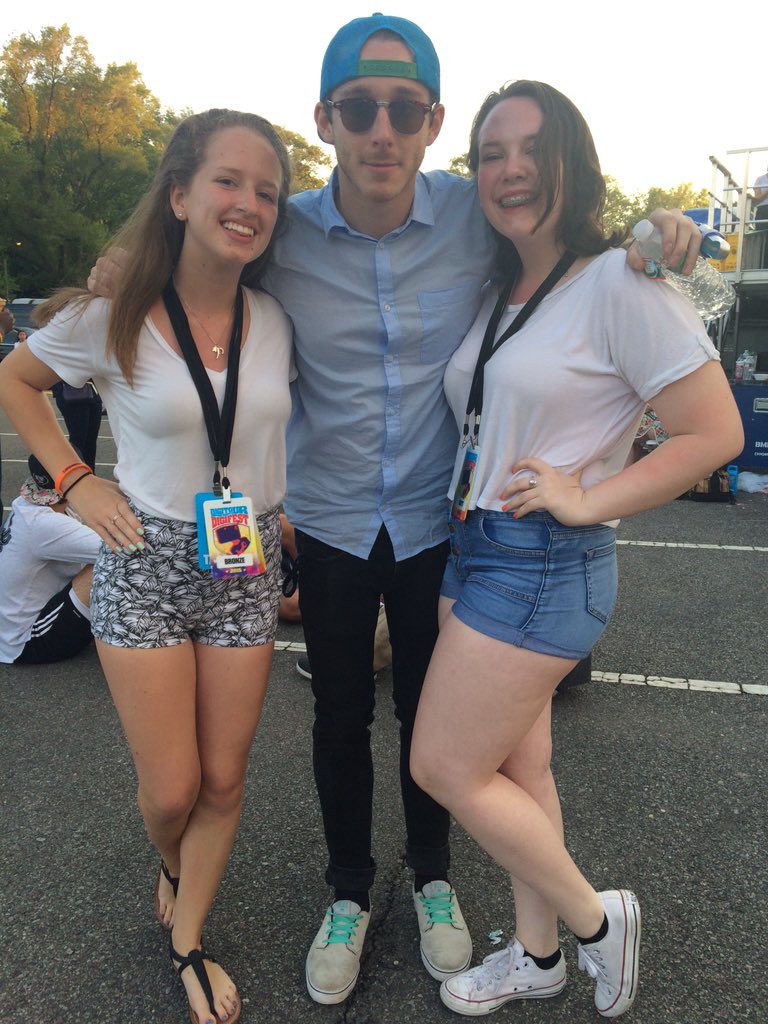 danifries's tweet image. #weloveryanbecause LOOK HOW GOOD HE DRESSES HOW COULD YOU NOT LOVE THAT