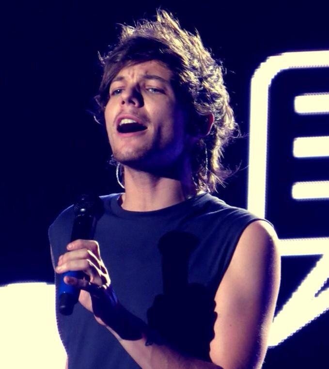 thishwiththisl's tweet photo. this Harry with this Louis https://t.co/6kXXAVuApc