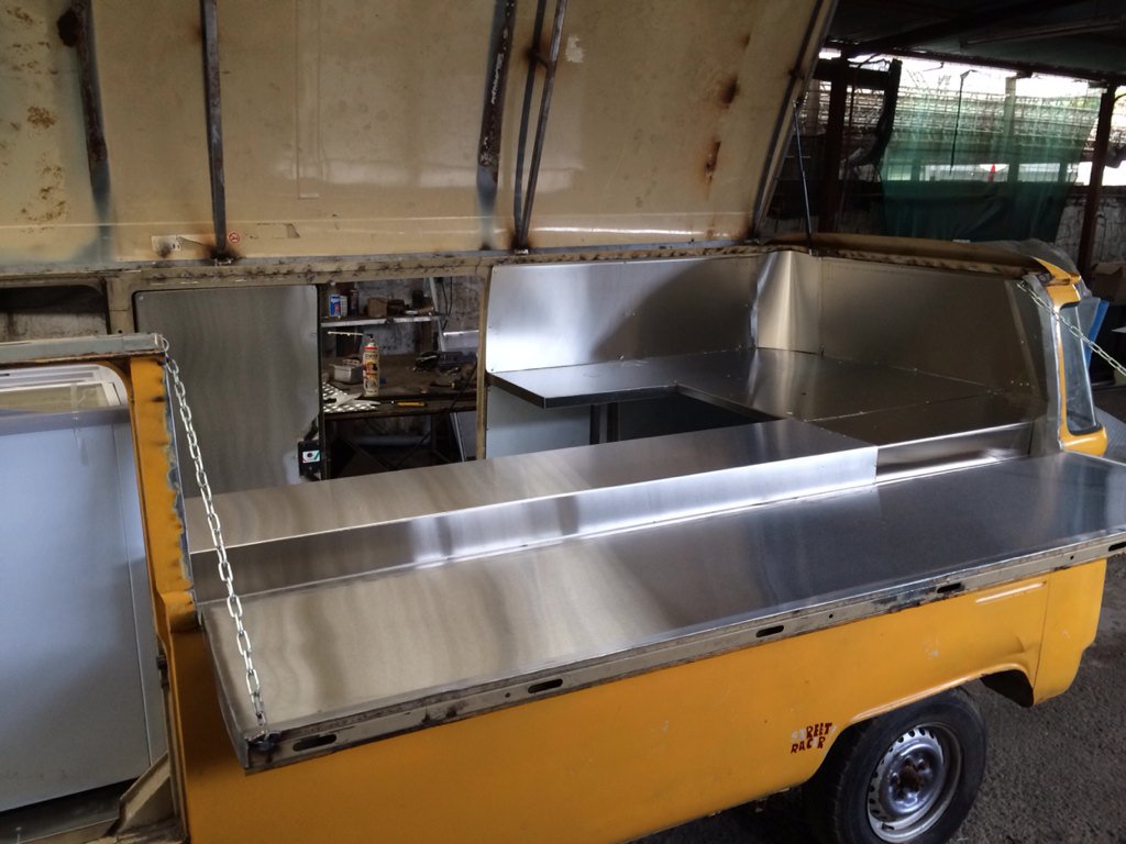 adrians_kombi's tweet photo. Listo el interior de nuestra #foodtruck #kombi en acero inox #adrianskombi https://t.co/1PrCCqnmWb