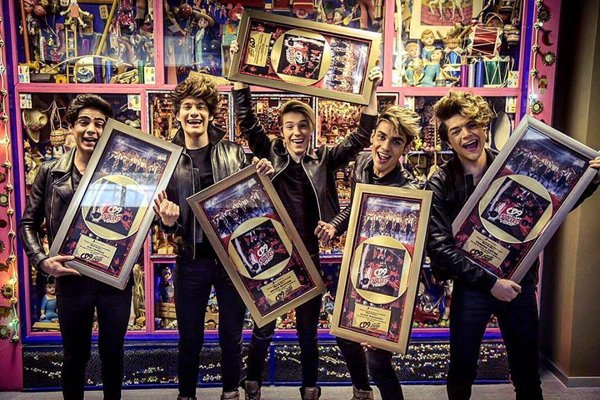 RadioDisneyMX's tweet image. .@somosCD9 obtiene Disco de Oro por más de 30 mil copias vendidas de #TheLastPartyVideo 📀 y agradecen a sus #Coders❤