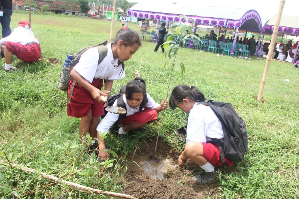 Penanaman 10.500 pohon PT SI di Desa Tegaldowo Gunem Rembang
<a href="/BupatiR/">Suko Mardiono</a> @semenku <a href="/ganjarpranowo/">Ganjar Pranowo</a>