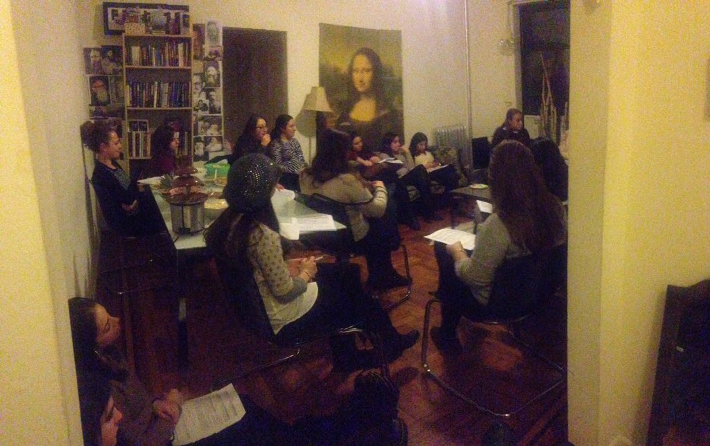 DLLavin's tweet image. Women pack in to hear Our very own Debbie Stone @NCSY @NCSYAlumni @DBashIdeas