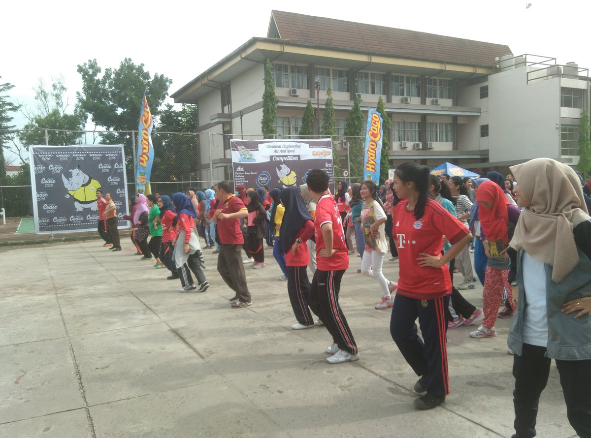 senam bersama Ketua Jurusan Teknik Kimia Ir. Robert Junaidi #humas