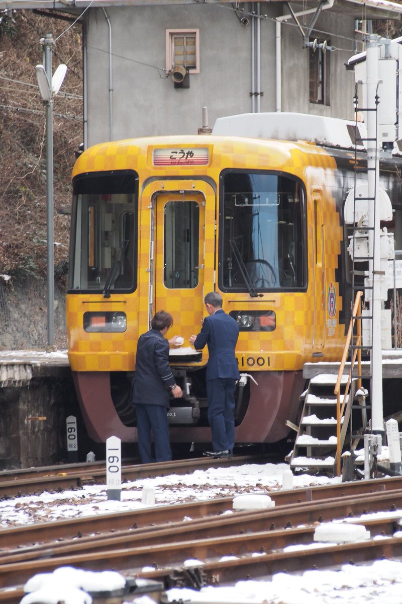 masaki_nkt's tweet photo. 南海の社員さんが出てきて何か始めたな～って思ったら、車両前頭にかわいらしい装飾(雪だるま)を作って行きました(´ｰ｀) https://t.co/m2CzDFt07X