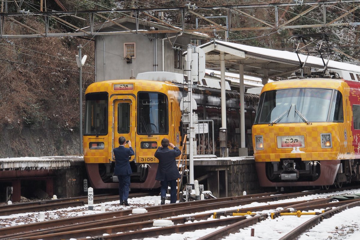 masaki_nkt's tweet photo. 南海の社員さんが出てきて何か始めたな～って思ったら、車両前頭にかわいらしい装飾(雪だるま)を作って行きました(´ｰ｀) https://t.co/m2CzDFt07X