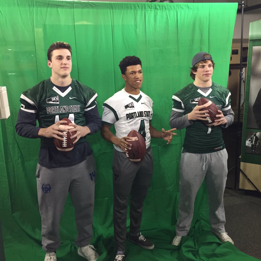 D_Han07's tweet photo. Beyond excited to announce I'm committed to go play football for Portland State 🏈 #GoViks @viks_football 💚 https://t.co/VwrBgC70zZ