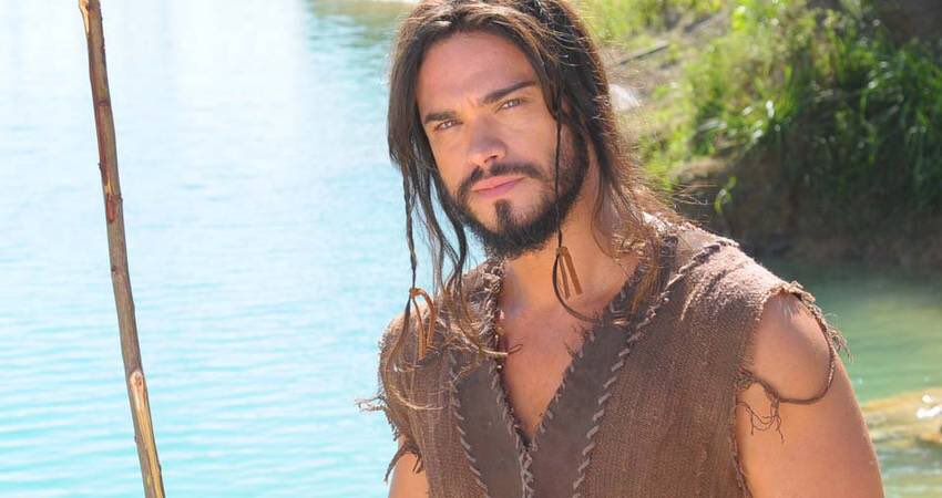 Ex-global Sidney Sampaio, que vive o personagem Josué na novela como o grande narrador do filme da Record.