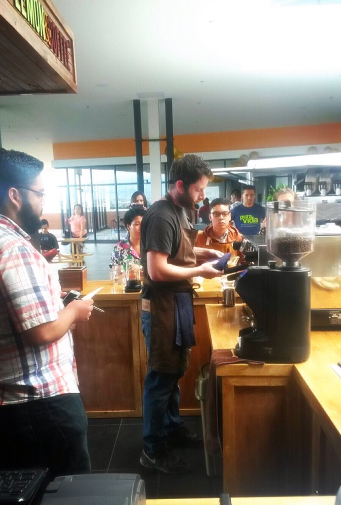 lemoncoffeecr's tweet photo. Perry Czopp en acción en #lemonandcoffee 🍋☕️ #baristaskills #baristalife #barista @TheCoffeeChop https://t.co/MXcV32Ro1Q