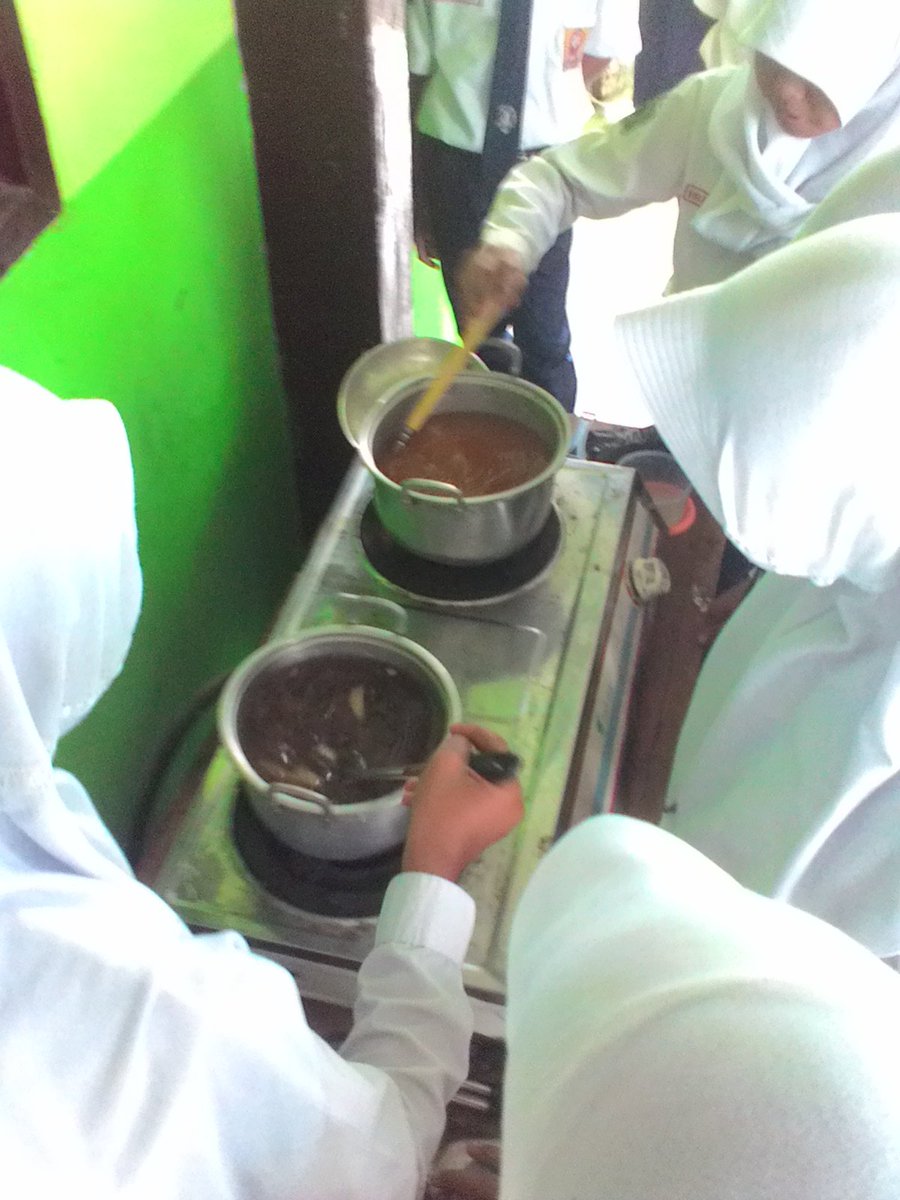 smpndubang's tweet photo. Hujan2 Minum wedang saraba hasil karya siswa kelas 7 # Dubang https://t.co/RLPHJJ3VjL