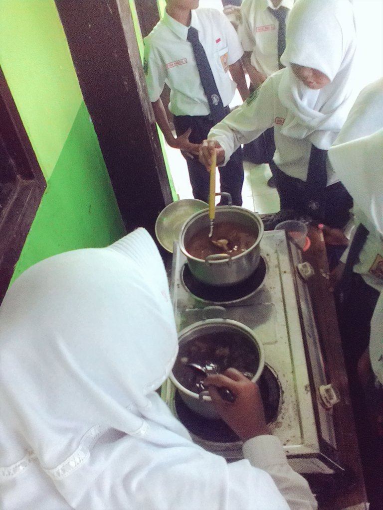 smpndubang's tweet photo. Hujan2 Minum wedang saraba hasil karya siswa kelas 7 # Dubang https://t.co/RLPHJJ3VjL