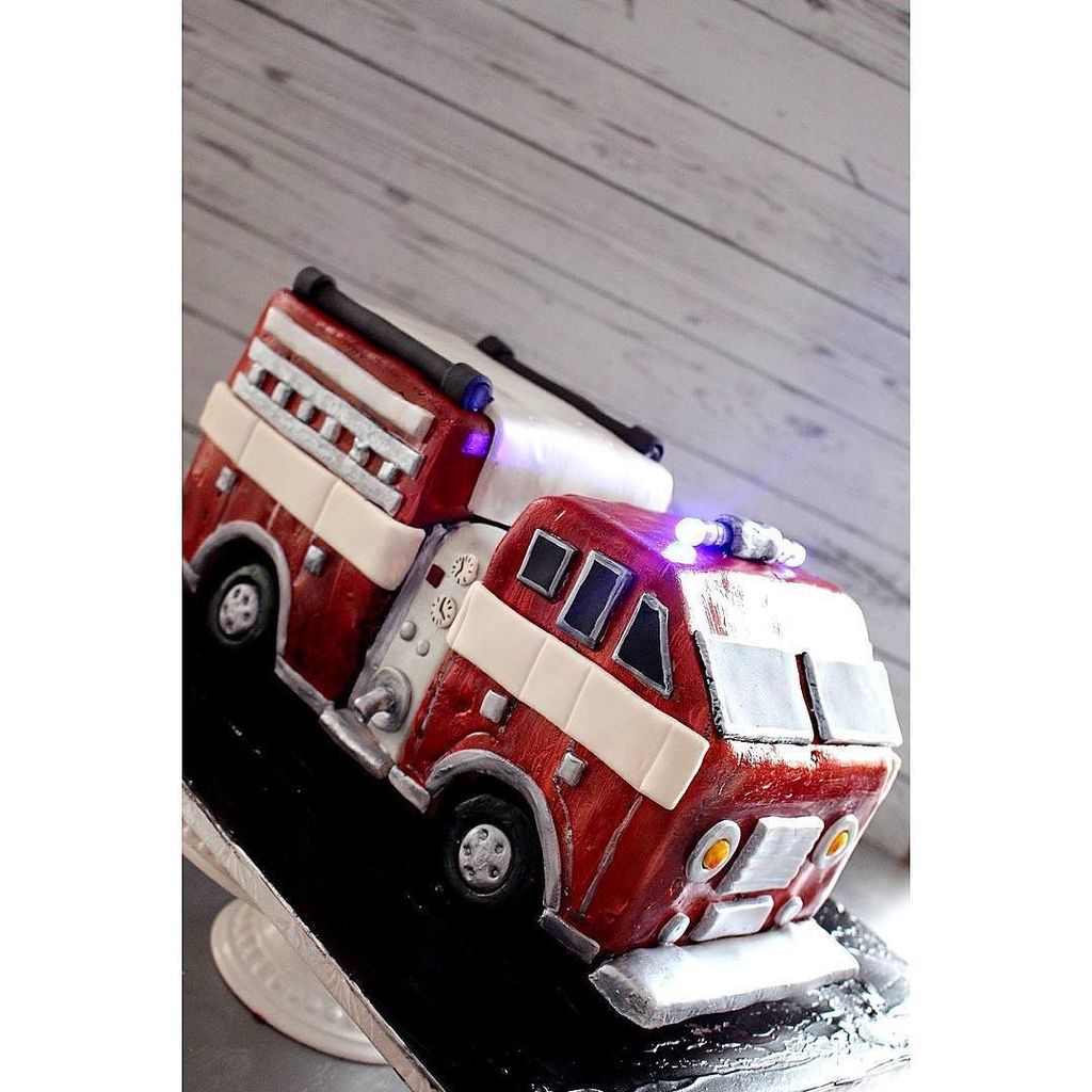 AFireStation's tweet photo. Found this cool photo, not mine #firetruck #firefighter #firetruckcake #lipstickbaker #toronto #gtabaker #gtacakes … https://t.co/zIEPh3b0iD