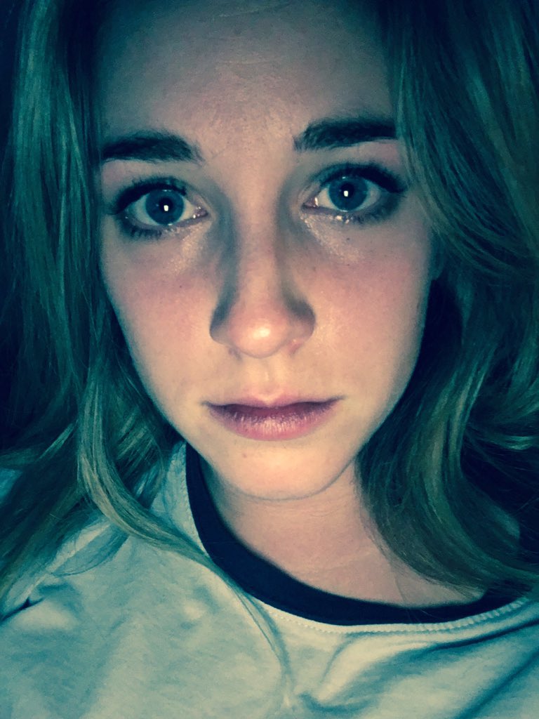 lexahella's tweet photo. Game of thrones season 3, you really made this Monday feel like Monday. I'm severely depressed. Watching Friends, 🙅🏼 https://t.co/0fgUwFI0At