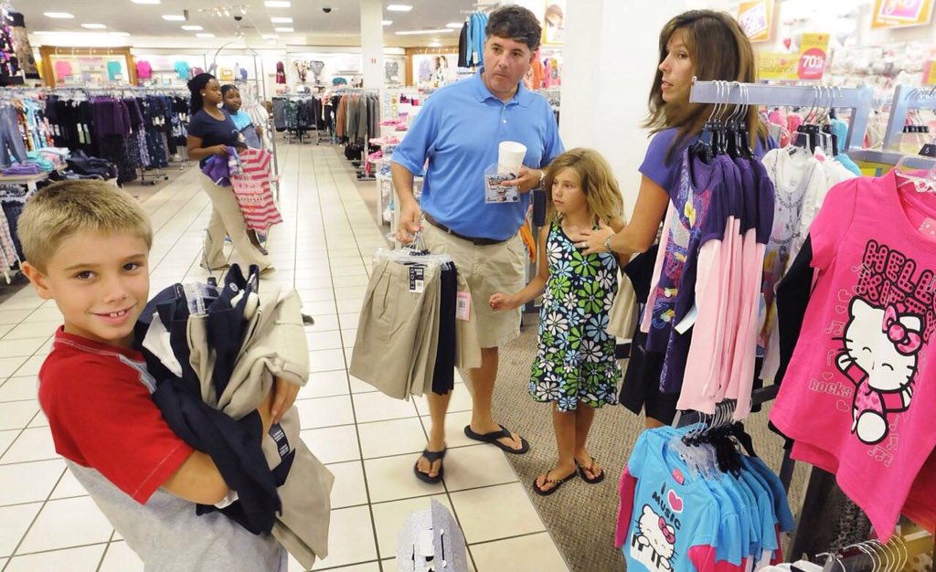offerapp's tweet photo. Personas al rededor del mundo circulan en las tiendas aprovechando ofertas durante los cambios de temporadas. https://t.co/kUDXMfqGe2