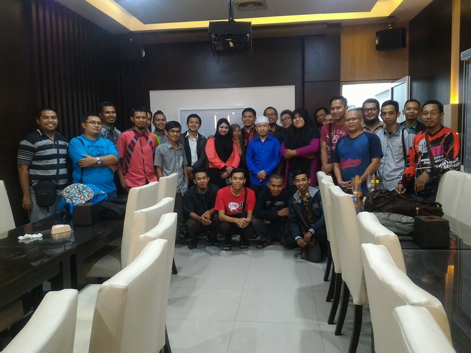 Alhamdulillah, kopdar perdana komunitas TDA Pontianak telah berlangsung tadi malam. Info komunitas 0853-4813-3663 :)