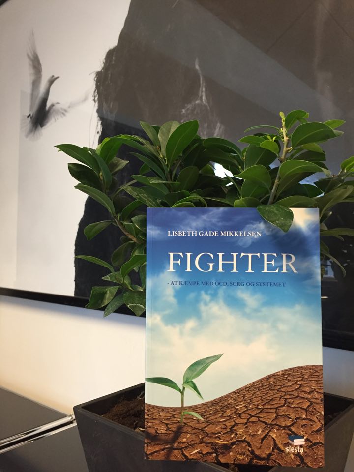 Ugens Bog i denne uge er Fighter af Lisbeth Gade Mikkelsen, som er en personlig fortælling on at leve med OCD