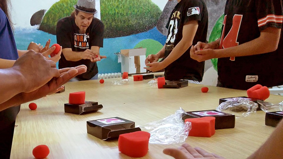 ¿Conoces la #magiasolidaria de <a href="/FundAbracadabra/">FundaciónAbracadabra ... ❤️♠️♦️♣️</a>? Estos son sus trucos para regalar ilusión: bit.ly/1Qp67Ye