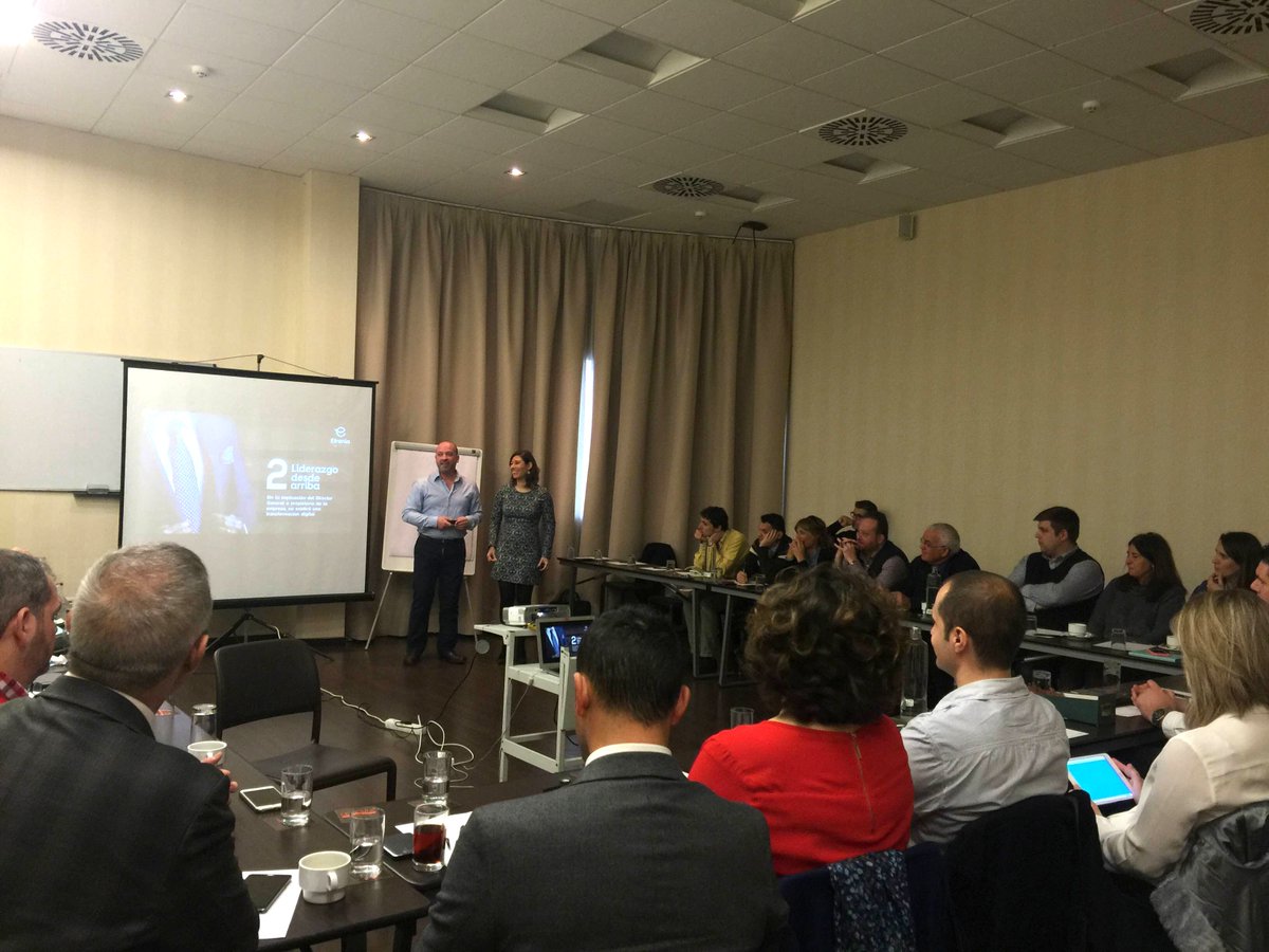 Aprendiendo con @etraniaHR y su ponencia "Tus empleados y las redes sociales". Muy interesante! #formación