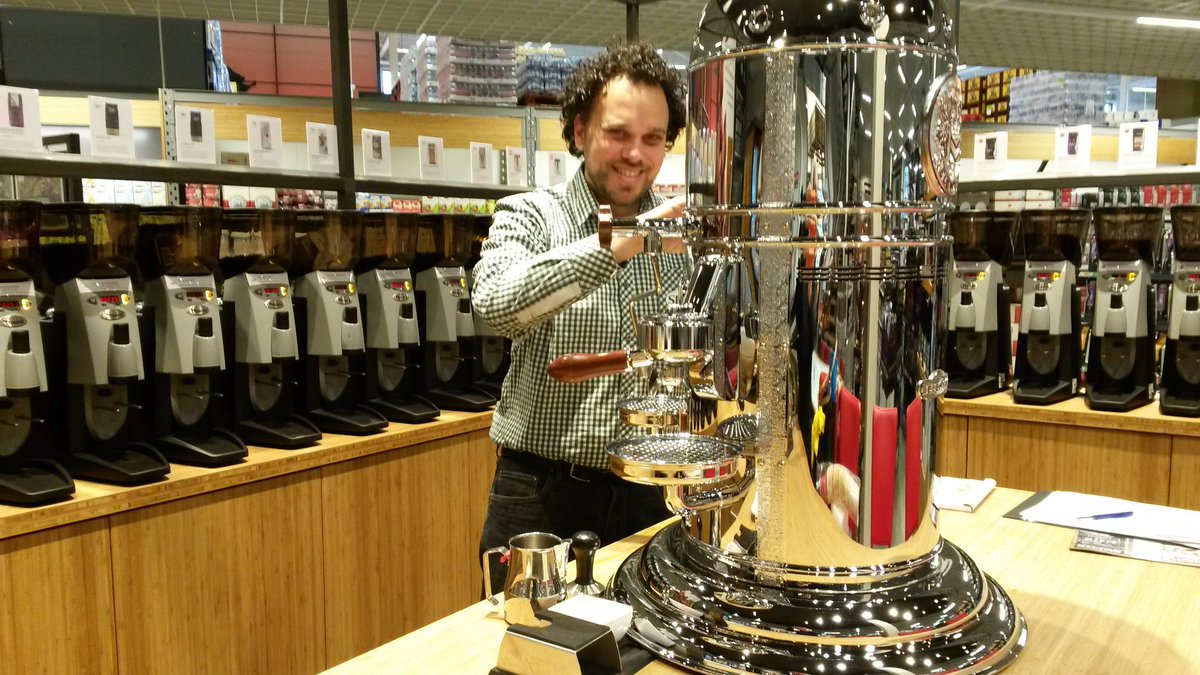 NeldeKam's tweet photo. Chapeau voor de barista en koffie adviseur Remco Tjallinks bij @sligro #inUtrecht. Wat een vakkennis en passie! https://t.co/PL3Uq4B261