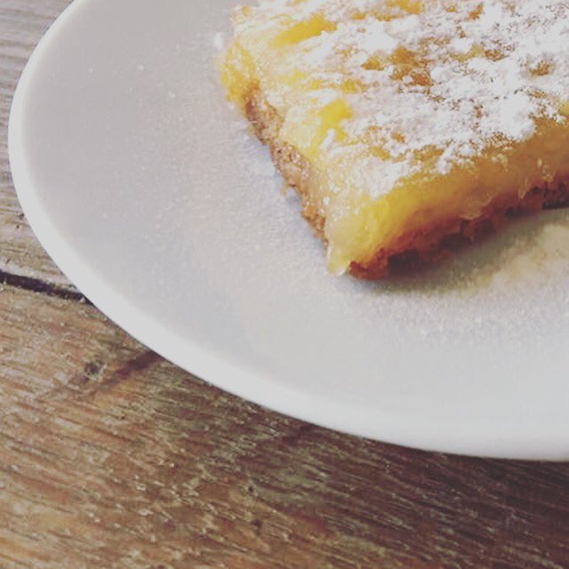 Ook zo gek op #lemonbars? #Nielsonpainduvilla heeft de lekkerste met olijfolie &amp; zeezout. Kom lekker smullen!