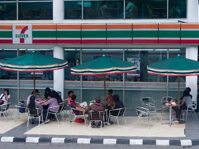 7ElevenStore's tweet photo. duduknya lama belinya aqua doang. https://t.co/H3zt08gvI8