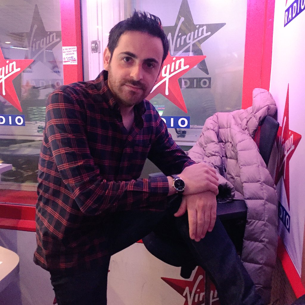 CamilleCombal's tweet image. Apparement vous avez des choses à dire sur ma chemise? 😝 je sais elle est insolite #SappéCommeJamais #VirginTonic