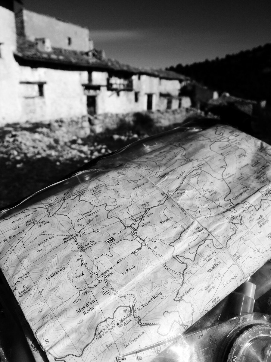 7Pobles's tweet image. Navegando y orientando por la #TinençadeBenifassà con el #TossalCartografies. Formación para guiar con seguridad :-)