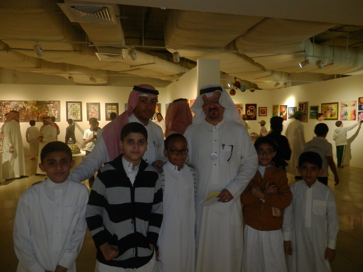 صورة مع رئيس قسم التربية الفنية بتعليم جدة الاستاذ وليد قطان في المعرض الفني .