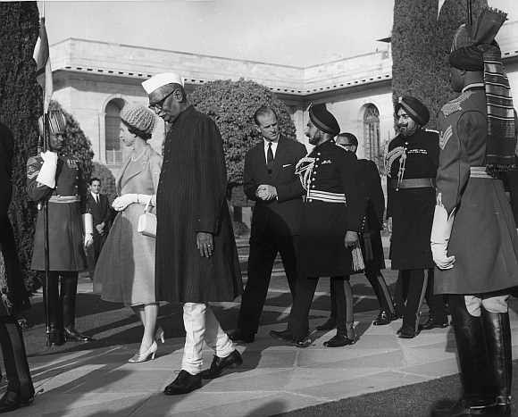 CNNnews18's tweet photo. DID YOU KNOW: Queen Elizabeth II of United Kingdom was Chief Guest at #RepublicDay in 1961
Pic via @IndianDiplomacy https://t.co/igyZXMdzt8