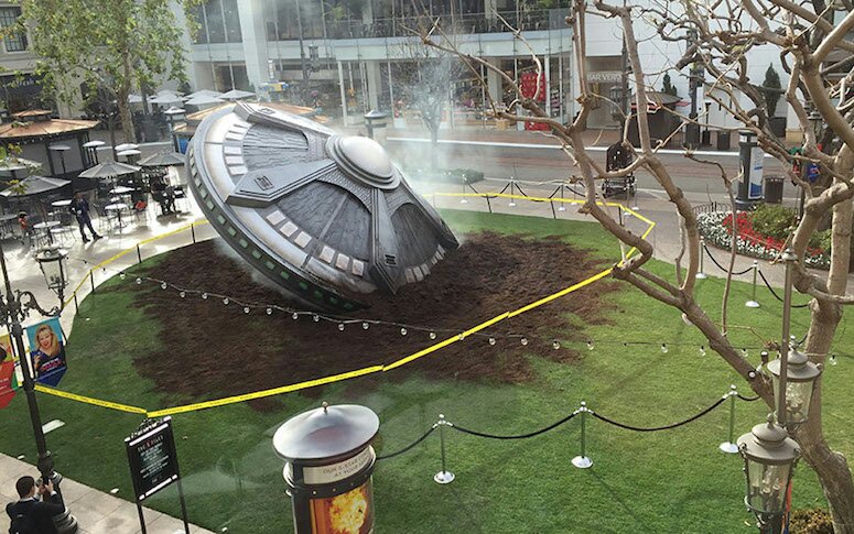 Geoffreyhurth's tweet photo. #StreetMarketing 🎊
Un ovni écrasé en plein Los Angeles pour le retour de X-Files https://t.co/IeFvcZZbXH https://t.co/5wpmVsE07P