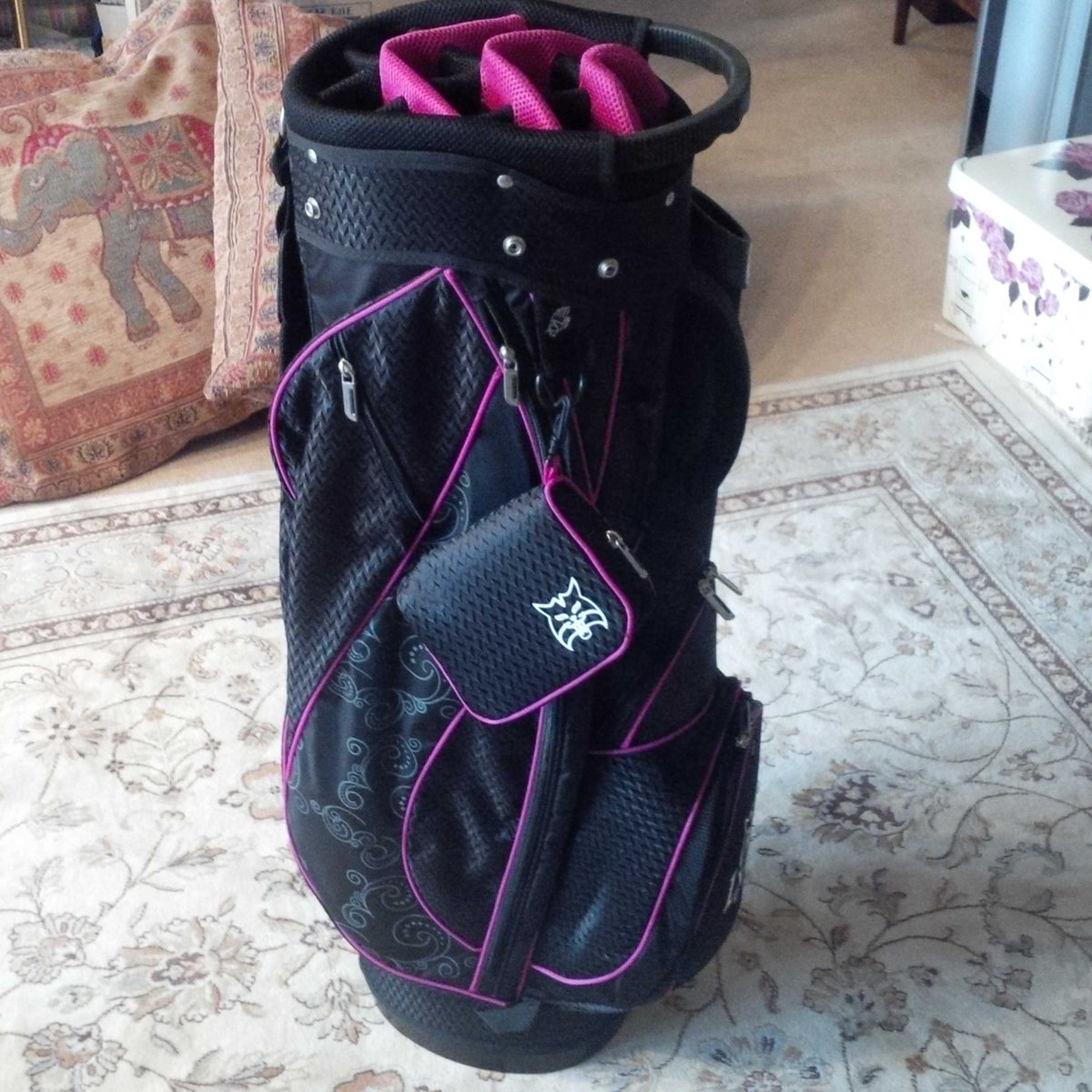LynxGolfGlobal's tweet photo. An early shot of our new Tigress Cart Bag. Note the amenity Bag on the side Ladies @ubiquitouswoman @DiDougherty1 https://t.co/SQgUHSPra0