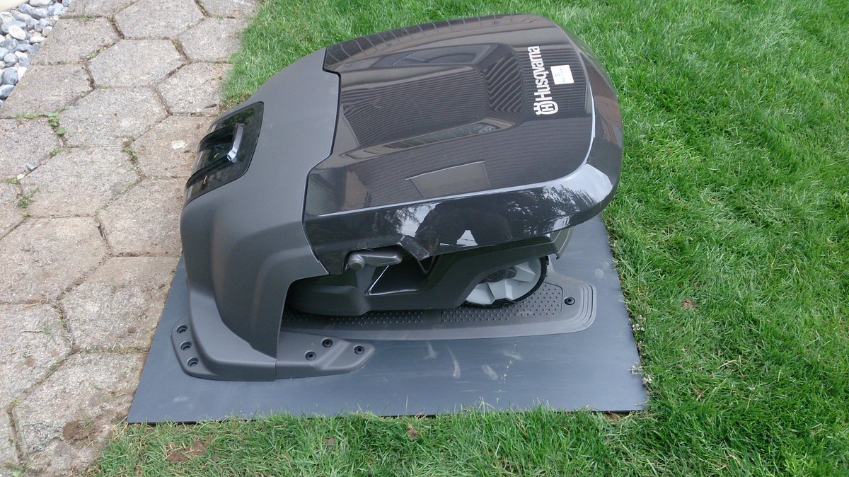 MuellerLuescher's tweet photo. Kustoffplatte unter der Ladestation somit kein lästiges Unkraut #AutoMower #Rasenroboter #Husqvarna #Rasenmäher https://t.co/TH6b72bCJU