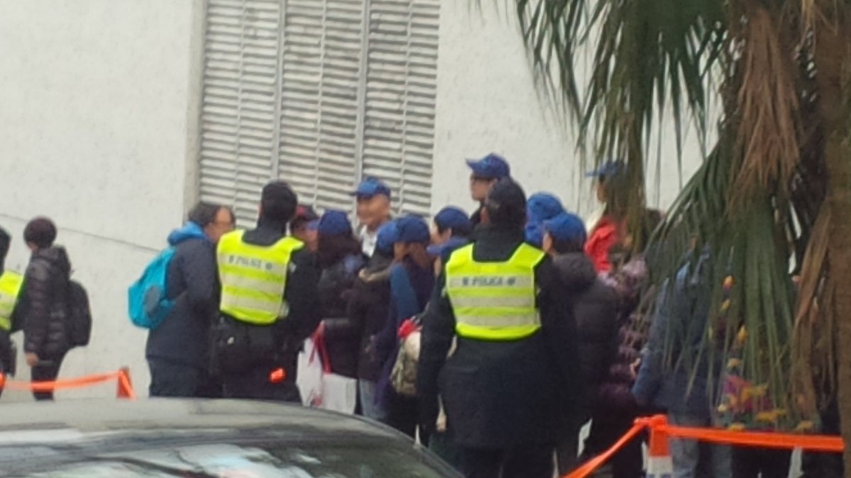 c_llvm's tweet photo. The rent-a-mob all got matching caps. Bit like pre-school. #ArthurLi #HKU https://t.co/cOg2OSyrgg