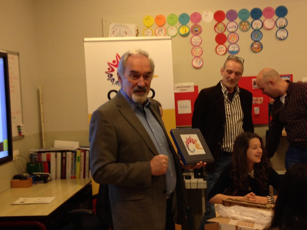 JeroenSterk's tweet photo. Mooie woorden wethouder bij uitreiking #chromebooks aan @MKCMozaiek #opod gevolgd door les @MeyerJeroen en lln. https://t.co/yQeBmhgUSB