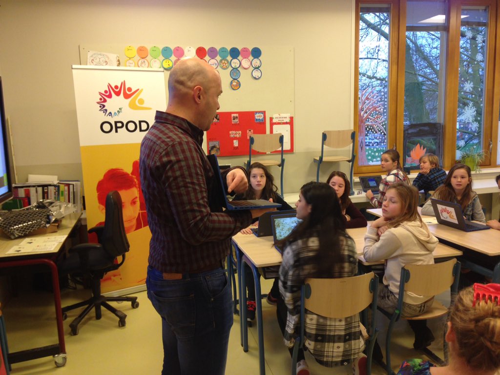 Mooie woorden wethouder bij uitreiking #chromebooks aan <a href="/MKCMozaiek/">MKC Mozaïek</a> #opod gevolgd door les <a href="/MeyerJeroen/">Jeroen Meyer</a> en lln.